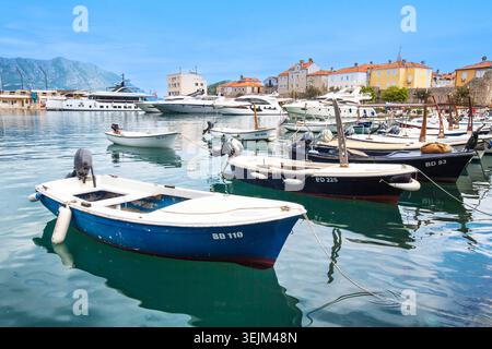 Barche e yacht nel porto, nella città vecchia, Budva, Montenegro Foto Stock