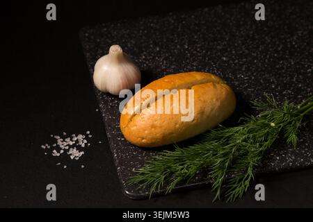 Golden Dinner Rolls appena sfornati su sfondo nero Foto Stock