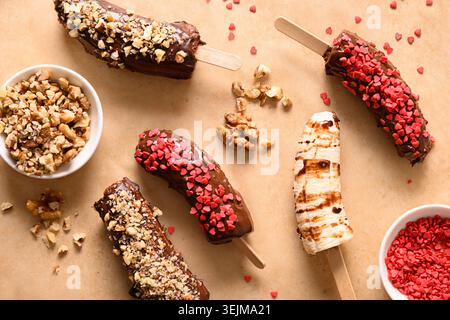Cucinare lecca di banana fatta in casa con diversi spruzzini per vegani o bambini. Foto Stock