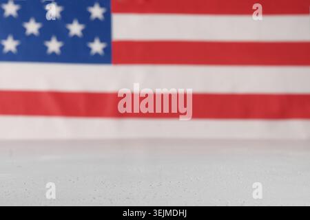 Bandiera americana sfocata su sfondo bianco. Foto Stock