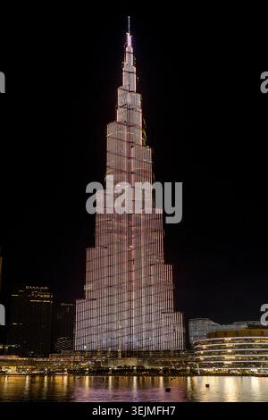 Emirates - VAR, Burj Khalifa illuminato a Dubai Foto Stock