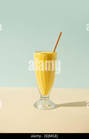 Lassi Indian Passion Fruit su sfondo bianco. Foto Stock