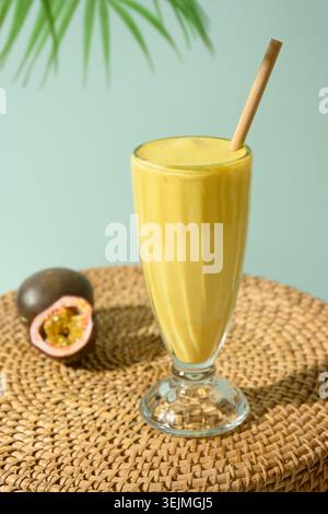 Mango indiano o lassi curcuma su sfondo blu Foto Stock