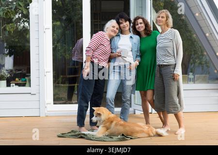 Amici di gruppo di età mista che si divertono insieme all'aperto. stile di vita sano. amicizia diversificata. donna anziana insieme ad un adulto Foto Stock