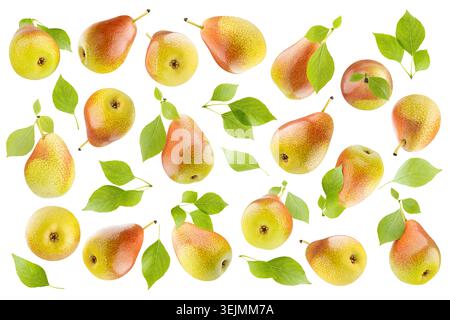 Motivo di pera di pere bartlett gialle fresche con lato rosso macchiato e foglie verdi, isolate su sfondo bianco. Tutto da di Foto Stock