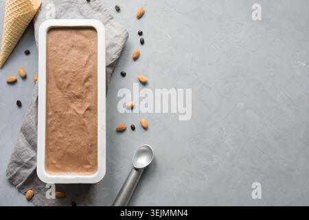 Gelato artigianale al cioccolato alla banana in contenitore con chicchi di caffè Foto Stock