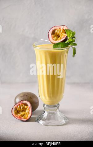 Lassi Indian Passion Fruit su sfondo grigio. Foto Stock