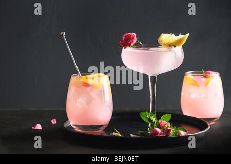 Bevanda fresca o limonata con limone e rosa. Foto Stock