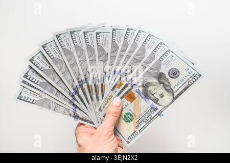 Mani che tengono banconote americane da 100 dollari per i pagamenti. Primo piano. Foto Stock