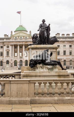 Regno Unito - Londra, Statua di Re Giorgio III nel cortile di Somerset House Foto Stock