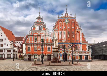 Casa delle teste nere e statua di Roland sulla Piazza del Municipio, riga, Lettonia. Architettura medievale storica Foto Stock