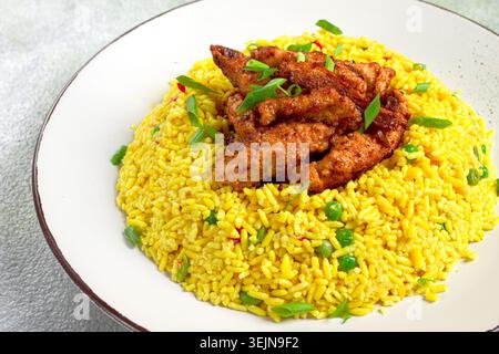 Filetto di pollo croccante in salsa di soia, con riso fritto, fatto in casa, senza persone, Foto Stock