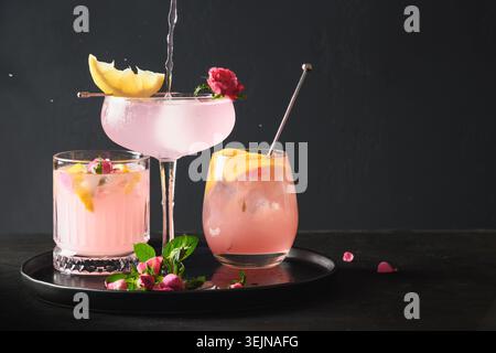 Bevanda fresca o limonata con limone e rosa. Foto Stock
