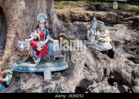 Piccole statue indù private di divinità sulla spiaggia, sull'Oceano Indiano, sull'isola, sulle Mauritius Foto Stock