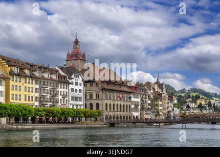 Argine del fiume Reuss con edifici storici e facciate colorate a Lucerna, Svizzera. Cielo nuvoloso di giugno in estate Foto Stock
