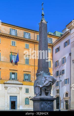 Elefante e obelisco di Bernini in Piazza della Minerva a Roma, Italia. Scultura barocca, monumento in marmo, giorno di sole Foto Stock