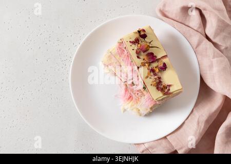 Cioccolato rosa alla moda con arioso ripieno su tavola di marmo. Foto Stock