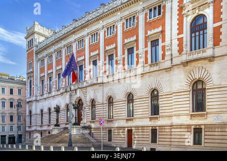 Facciata principale della camera dei deputati da Piazza del Parlamento a Roma, Italia. Architettura in stile Liberty e giorno di sole Foto Stock