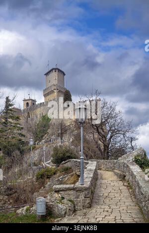 Fortezza di Guaita sul monte Titano a San Marino. L'architettura medievale del castello e lo stile del cielo nuvoloso Foto Stock