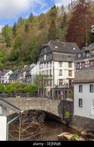 Storiche case in legno e ponte lungo il fiume Rur a Monschau, Germania. Architettura tradizionale e vista mare Foto Stock