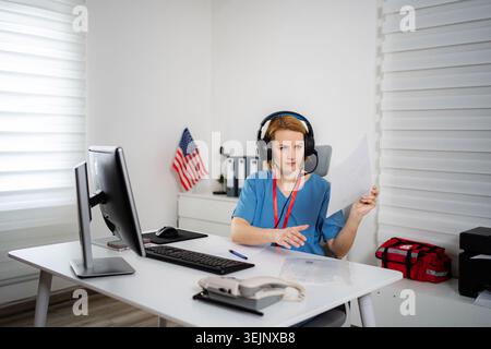 Personale medico che lavora con le cuffie presso l'ufficio di pronto intervento Foto Stock