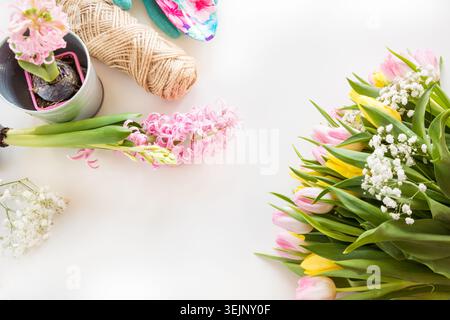 Colazione primaverile, caffè, caraffa del latte e torta con decorazioni di Giacinto rosa. Foto Stock