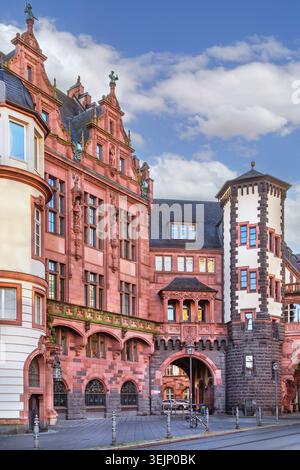 Nuovo edificio municipale a Francoforte sul meno, Germania. Facciata storica con luce del giorno sotto il cielo blu Foto Stock