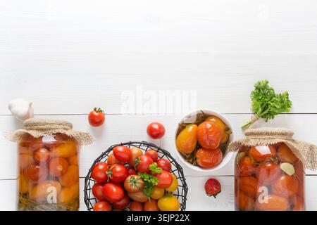 Pomodoro di verdure in scatola in vasetti di vetro su tavola di legno. Vista dall'alto. Foto Stock