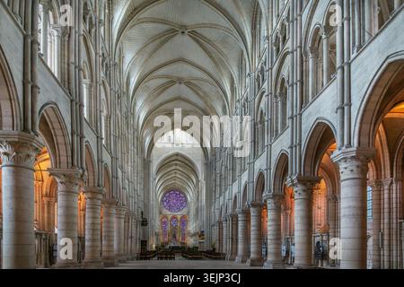 Cattedrale di Laon, Francia, vista della navata principale verso l'altare. Archi in pietra gotica e soffitto a volta all'interno della chiesa Foto Stock