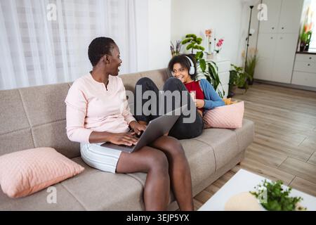 Famiglia felice che si diverte a casa Foto Stock