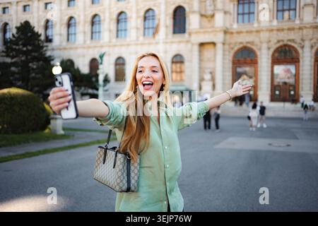 Giovane donna felice che fa selfie a Vienna Foto Stock