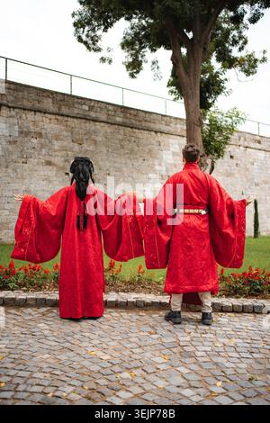 Coppia che celebra il matrimonio multiculturale in abiti tradizionali cinesi Foto Stock