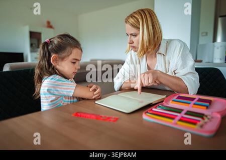 Madre e figlia condividono un momento serio a casa Foto Stock