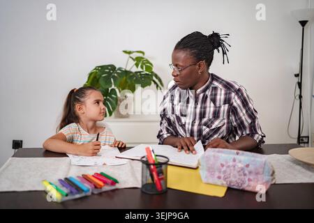 Tempo di legame creativo tra un bambino e un adulto durante le attività artistiche Foto Stock