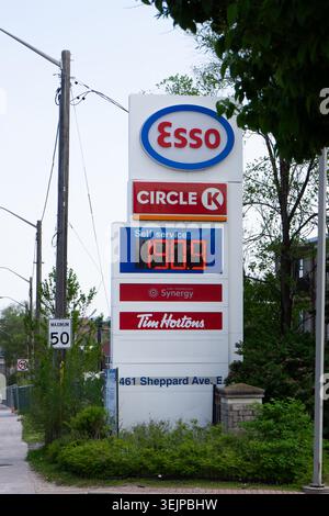 Toronto, Canada - 19 maggio 2026: Cartello del distributore di benzina esso con Circle K e Tim Hortons a Toronto Foto Stock