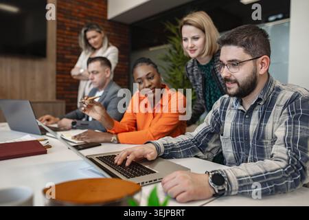 Gruppo di persone che lavorano su notebook a tavolo Foto Stock