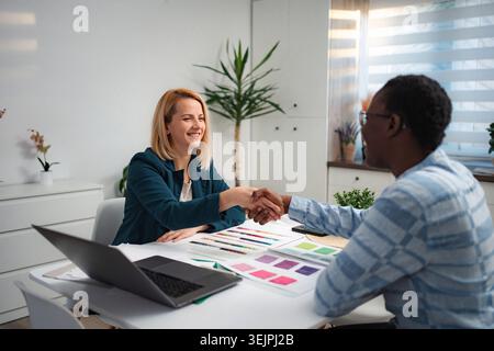 Donne d'affari che stringono la mano dopo una riunione di successo Foto Stock