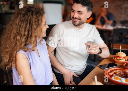 Giovane coppia amorevole che pranza insieme in un ristorante Foto Stock