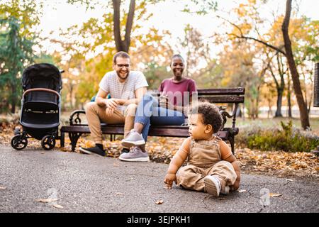 Coppia mista con loro figlio nel parco Foto Stock