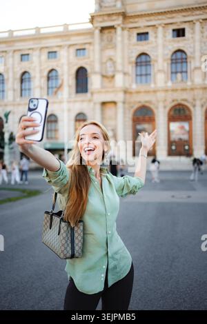 Giovane donna felice che fa selfie a Vienna Foto Stock