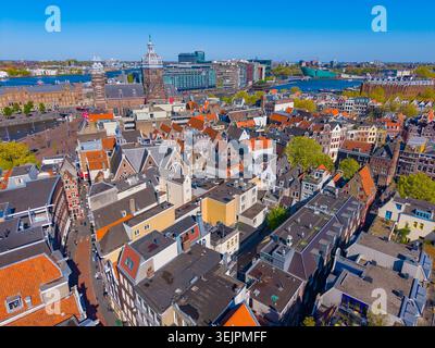 Vista aerea del centro storico di Amsterdam su Warmoesstraat, con la Basilica di San Nicola sul retro, il centro di Amsterdam, Paesi Bassi. Canal Rin Foto Stock