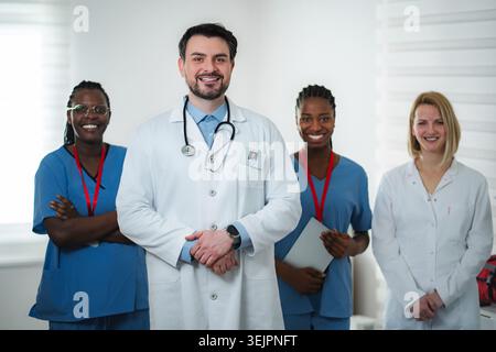 Personale medico diversificato in piedi in ospedale o in clinica che guarda la fotocamera Foto Stock