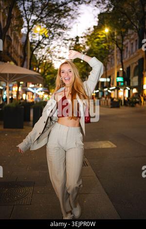 Giovane donna che ama la vita notturna di Vienna Foto Stock