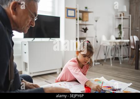 Sessione artistica pomeridiana creativa tra nonno e bambino Foto Stock