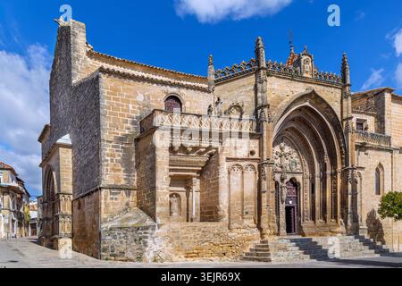 Portale della Chiesa di San Pablo a Ubeda, Spagna. Architettura medievale con dettagli gotici e romanici sotto il cielo nuvoloso di giorno Foto Stock