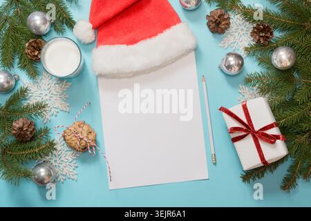 Lettera bianca vuota di Natale per Babbo Natale con latte, biscotti. T Foto Stock