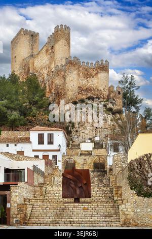 Vista del castello di Almansa dalle scale di pietra nella provincia di Albacete, Spagna. L'architettura medievale della fortezza sotto il cielo nuvoloso di giorno Foto Stock