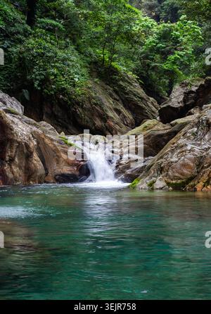 Il fiume Sanzhanxi si tuffa in una piscina turchese nel Parco Nazionale di Taroko. La lussureggiante foresta circonda la gola rocciosa. Hualien, Taiwan vista panoramica. Foto Stock