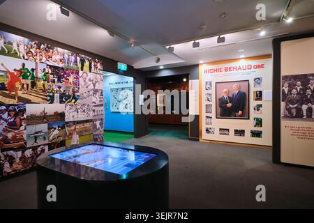 Molte fotografie colorate e un tributo al capitano Richie Benaud. Al Bradman Museum, Cricket Hall of Fame a Bowral, NSW, Australia. Foto Stock