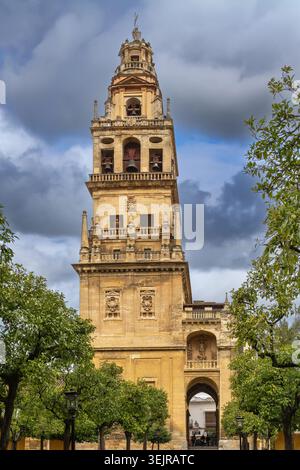 Campanile della Moschea Cattedrale di Cordova, Spagna. Architettura rinascimentale e barocca, cielo soffice e nuvoloso, nessuna gente Foto Stock